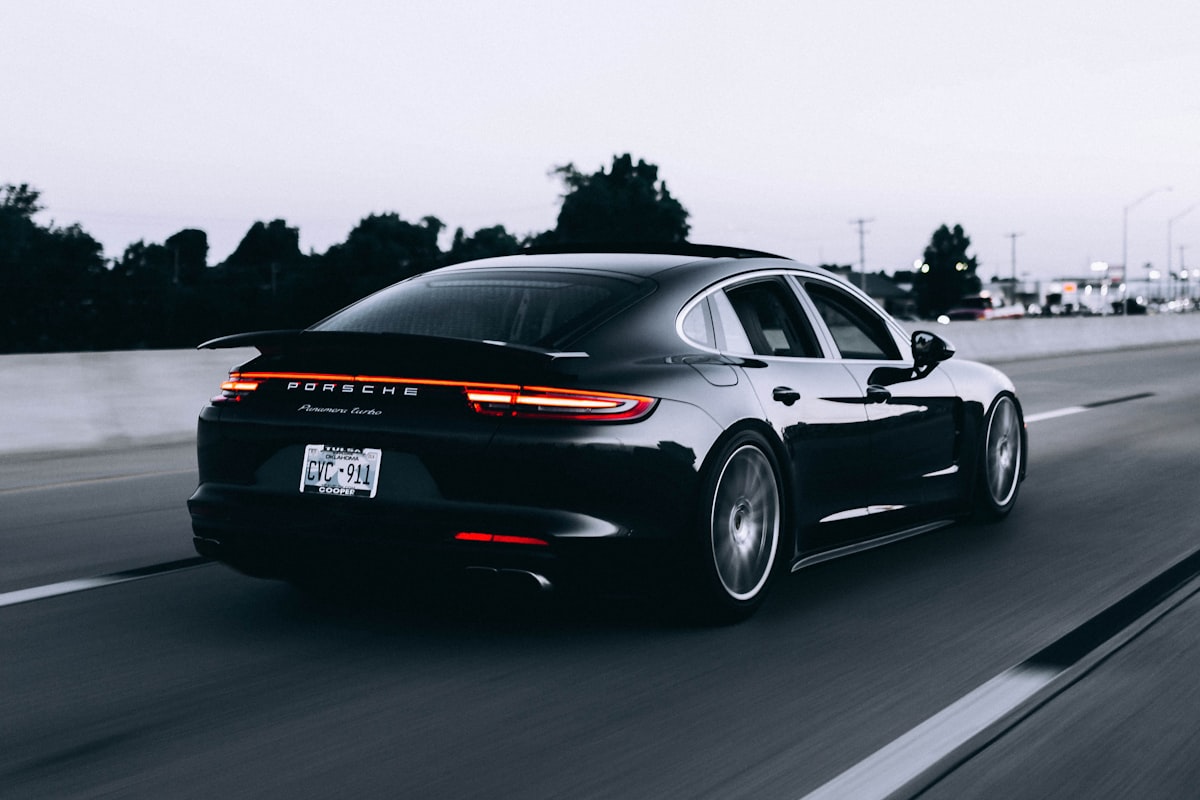 Voiture sportive sur route pour assurance auto modulable