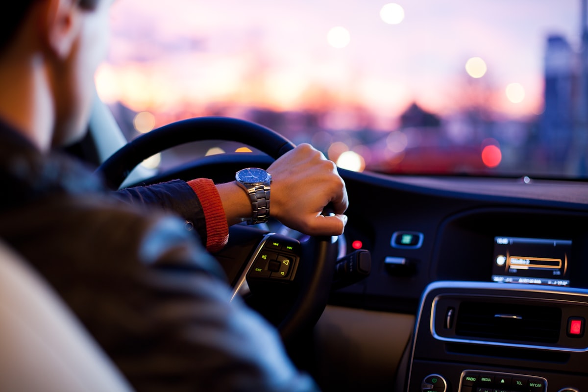 Conducteur sur route urbaine pour garantie auto renforcée