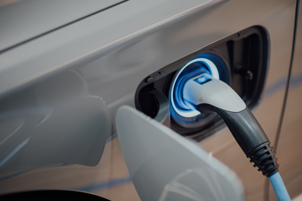 Voiture électrique en recharge pour offre Green+