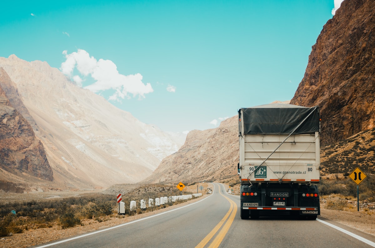 Camion sur route pour assurance poids lourds